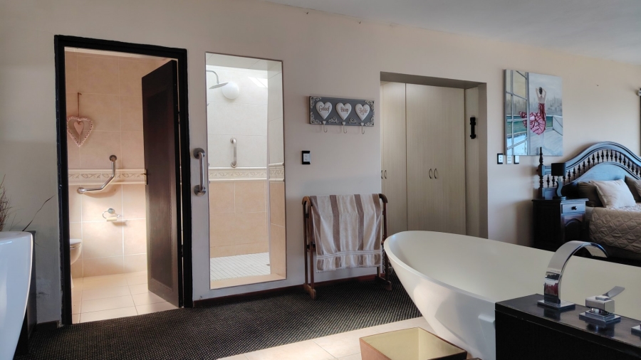 7 Bedroom Property for Sale in Outeniqua Strand Western Cape